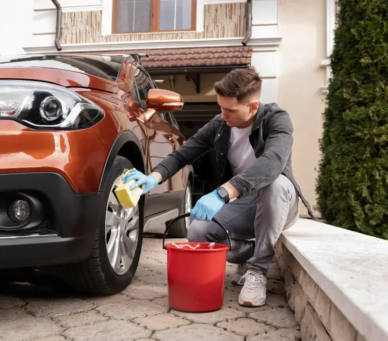 Lavage auto à domicile Saint-Laurent-en-Caux : professionnel intervenant sur un véhicule